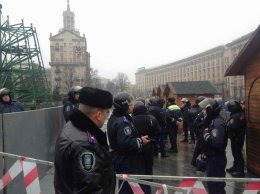 Сотрудники МВД заблокировали щитами выход со станции метро "Майдан Незалежности"