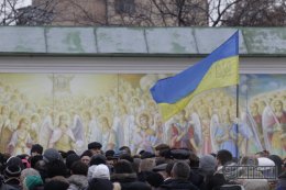 Активисты разгромили микроавтобус с "Беркутом"
