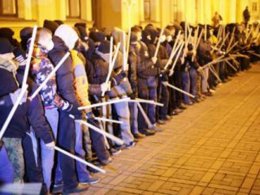 На Михайловской площади формируются отряды самообороны