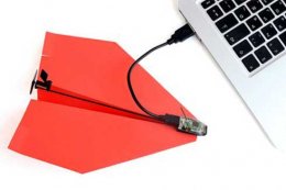 С помощью смартфона можно управлять бумажным самолетом (ВИДЕО)