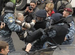 "Беркут" начал разгонять митингующих от Администрации президента (ВИДЕО)