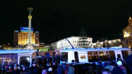 В Киеве на Евромайдане из остатков новогодней елки построили огромный шалаш