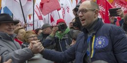 Яценюк призывает людей собраться в 8 утра для пикета Кабмина