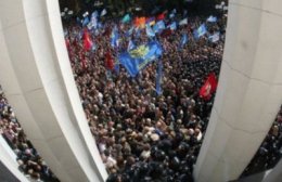 Несколько тысяч митингующих двинулись колонной к Кабмину