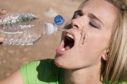 Вода из пластиковой бутылки может вызвать мигрень