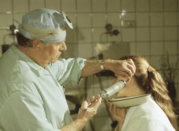 Как правильно чистить уши