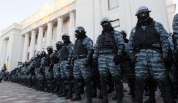 Беркут превратил двор ВР в общественный туалет (ВИДЕО)