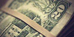 Из украинских банков исчезли доллары