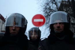 В Киеве на Краснозвездном автомобилисты держат "Беркут" в осаде (ВИДЕО)
