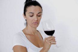 Ученые раскрыли секрет неприятного запаха вина
