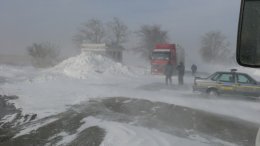 На Сумщине автомобили начинают застревать в снежных сугробах