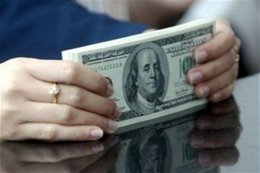 Украинцы активно запасаются валютой