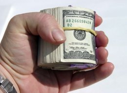 Экономисты советуют украинцам не спешить покупать доллары