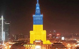Разные страны мира в знак солидарности украсили свои города украинской символикой (ВИДЕО)