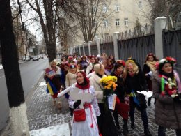 Участницы Евромайдана превратили грозных "беркутовцев" в милых ребят с цветами
