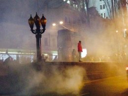 Националисты снесли памятник Ленину в центре Киева (ФОТО)