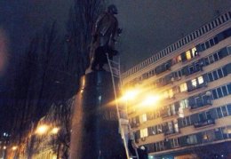 Олег Тягнибок удивился, узнав, что памятник Ленину снесли