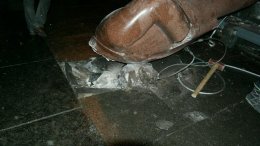 У поверженного Ленина - очередь с кувалдами