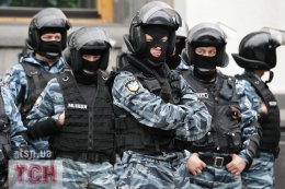 Большая колонна "Беркута" стоит на Михайловской площади, ожидая команды