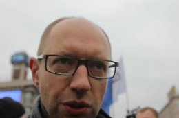 Яценюк предложил милиционерам чай (ВИДЕО)