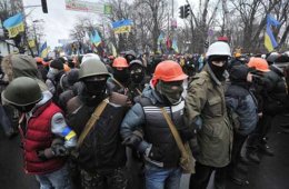 Колонны митингующих направляются на улицу Грушевского