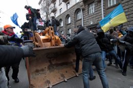 Владимир Кличко остановил трактор, который пытался снести баррикады