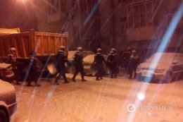 Как силовики улицы от баррикад чистили