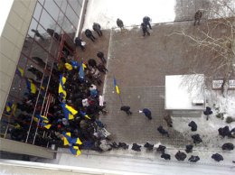 Представительство ЕС в Киеве заблокировали около 50 "титушек"