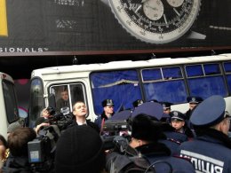 Участники акции протеста не пропустили подкрепление "Беркута" к зданию Киевской мэрии