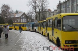 В Тернополе водители маршруток пикетируют здания ОГА и СБУ (ВИДЕО)