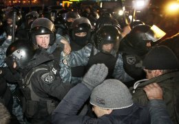 Подготовка "Беркута" к ночной атаке (ВИДЕО)