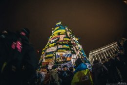 Участники Евромайдана требуют снять плакаты Тимошенко с "народной елки" (ФОТО)