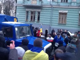 В «УДАРе» боятся провокаций: в Доме офицеров забаррикадировали военных