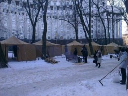 Армия помогает сторонникам ПР разбить палаточный городок в Мариинском парке