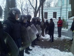 Политики искусственно создали противостояние между простыми людьми