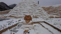 Впервые за 100 лет египетские пирамиды засыпало снегом
