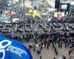 Евромайдан поздравил Азарова с Днем рождения (ВИДЕО)