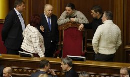 Оппозиция блокирует трибуну Верховной Рады