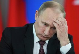 Активистки Евромайдана передали Путину тыкву (ВИДЕО)