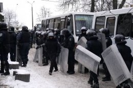 Шесть автобусов с бойцами спецподразделений перекрыли доступ к Майдану