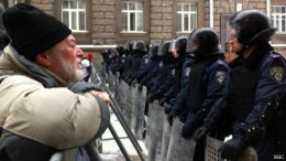 Милиция отделила две колонны: с "майдановцами" и "антимайдановцами" во избежание беспорядков