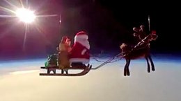 Англичане запустили в стратосферу игрушечного Санта-Клауса на санях