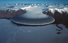 Подо льдами Гренландии обнаружили огромные запасы воды