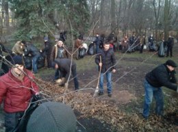 Активисты Евромайдана провели генеральную уборку в Мариинском парке (ВИДЕО)