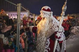 На встрече Деда Мороза с детьми в России установили металлические заграждения