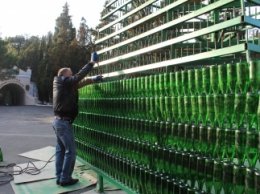 В Крыму появилась елка из бутылок (ВИДЕО)