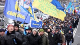 Украинцы стоят в очередях, чтобы записаться в ВО «Майдан»