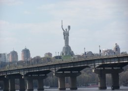 Мост Патона стал сине-желтым (ВИДЕО)