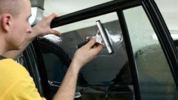 Как самостоятельно снять тонировку с автомобиля
