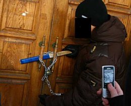 Ночью офис Партии регионов заблокировали цепями (ВИДЕО)